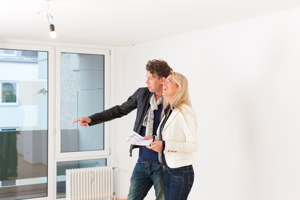 Kijkers die een woning aan het bezichtigen zijn