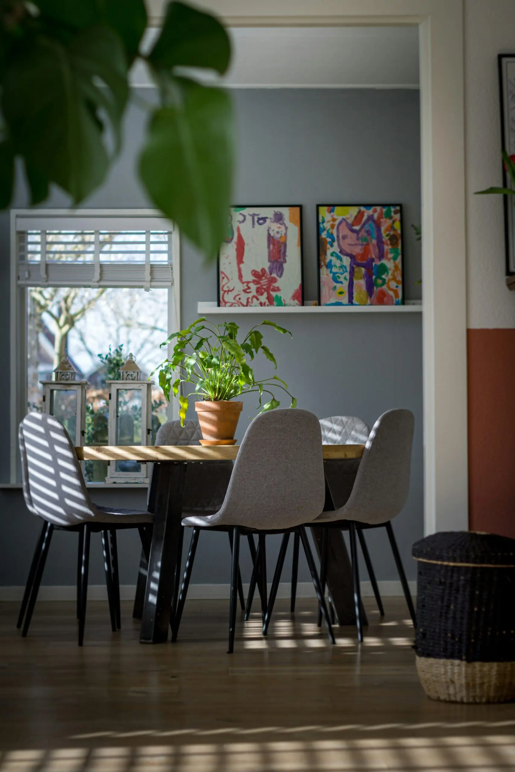 Een sfeerfoto van een interieur van een willekeurig huis